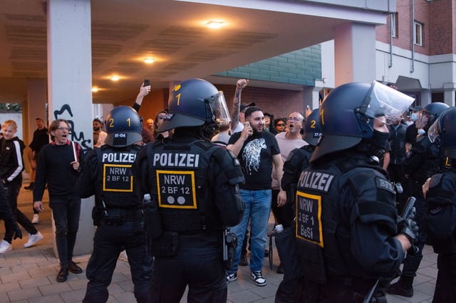 Police block a hundred left-wing counter-demonstrators as more than one hundred right-wing extremist groups protest against government immigration policy and demand the deportation of immigrants in Solingen, Germany, on August 26, 2024, after a knife attack at the Solingen festival.
