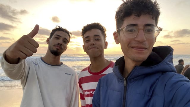 En esta fotografía sin fecha proporcionada por Helmi Hirez, se muestra a Mohamed (Medo) Halimy (izquierda), y a los hermanos gemelos Mohammed Hirez (centro) y Helmi Hirez, en una playa de la Franja de Gaza. (Helmi Hirez vía AP).
