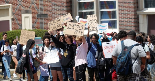 Students stage a walk out from Hillsborough High School to protest after Florida education officials voted to ban classroom instruction on gender identity and sexual orientation in all public school grades. Tampa, Florida, U.S., April 21, 2023.  REUTERS/Octavio Jones/File photo