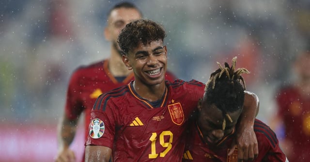 Soccer Football - Euro 2024 Qualifier - Group A - Georgia v Spain - Boris Paichadze Dinamo Arena, Tbilisi, Georgia - September 8, 2023 Spain's Lamine Yamal celebrates scoring their seventh goal with teammate Nico Williams REUTERS/Irakli Gedenidze