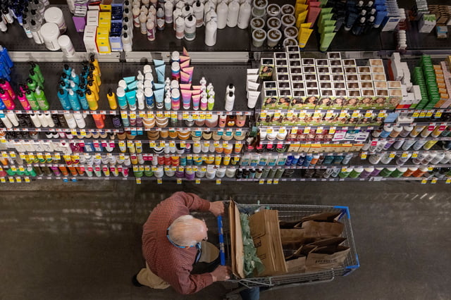 A person pushes a shopping cart in a supermarket in Manhattan, New York City, U.S., March 28, 2022. REUTERS/Andrew Kelly/File Photo