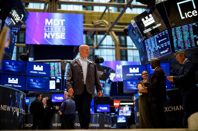Traders work on the floor at the New York Stock Exchange (NYSE) in New York City, U.S., September 9, 2024.  REUTERS/Brendan McDermid/File Photo