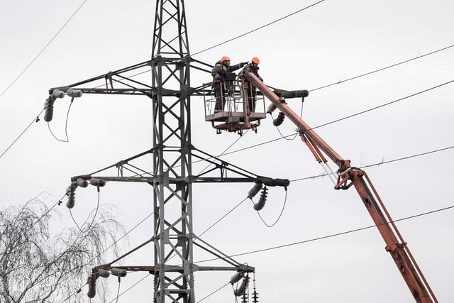 Energy supply workers restore a high-voltage line destroyed in Russian missile attack, amid Russia's attack on Ukraine, in Kyiv, Ukraine February 7, 2024. REUTERS/Anna Voitenko/File Photo