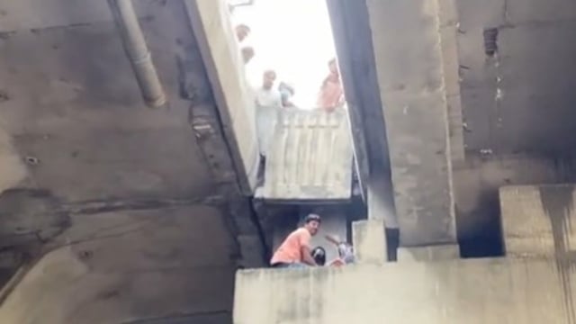 Passerbys jumped on the pillar of the bridge where the girl fell.