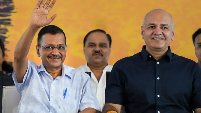 New Delhi: AAP National Convenor Arvind Kejriwal with former deputy CM Manish Sisodia (right) during 'Janta Ki Adalat, at Jantar Mantar in New Delhi, Sunday, Sept. 22, 2024. (PTI Photo/Arun Sharma)