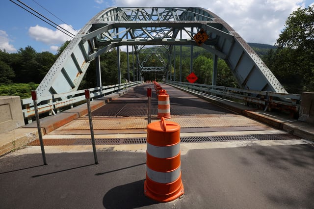 A road and bridge are shown in Woodstock, New Hampshire, U.S., August 25, 2022.  REUTERS/Brian Snyder/File Photo